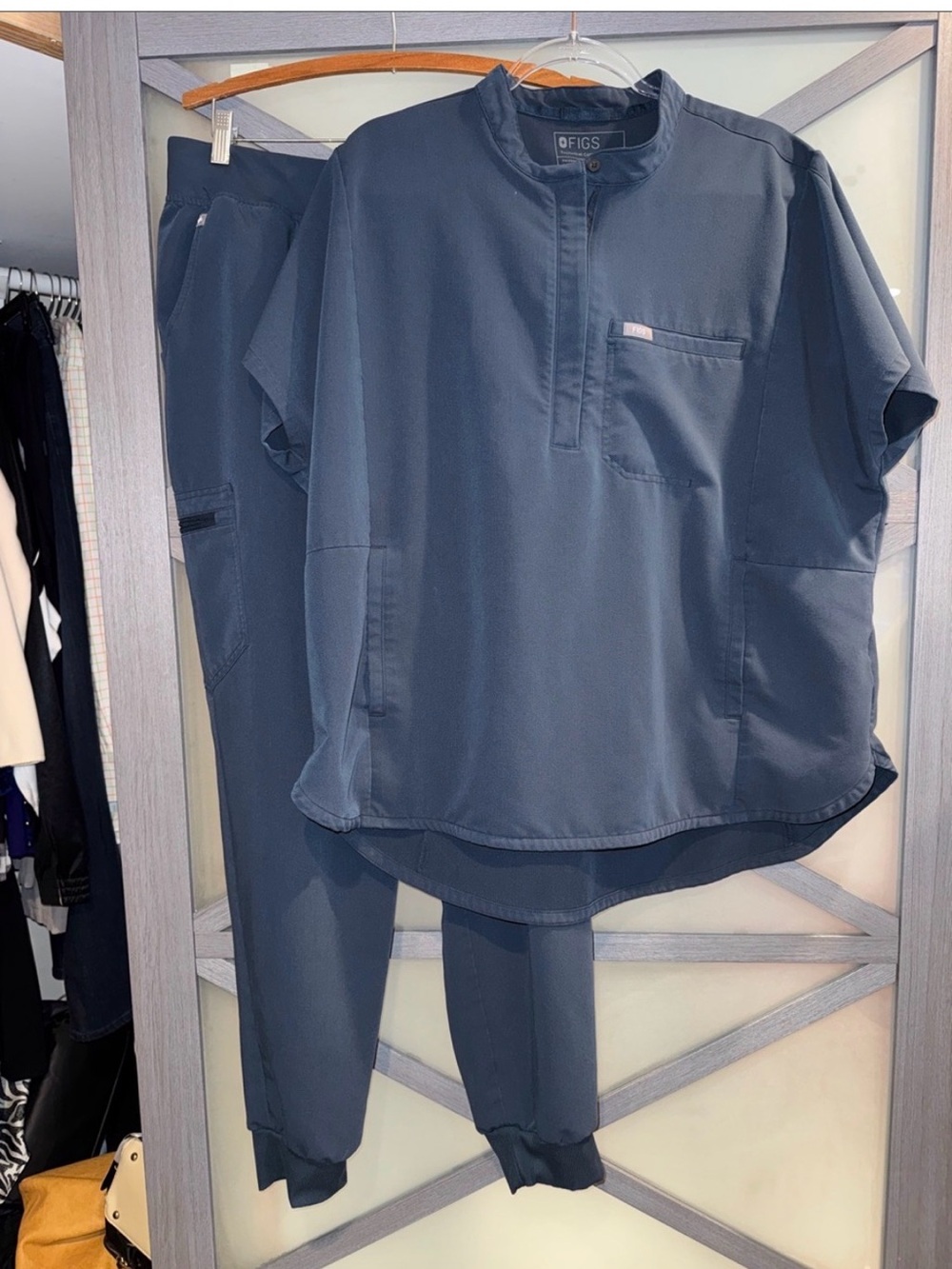 Figs Men’s Navy Jogger Scrub Set